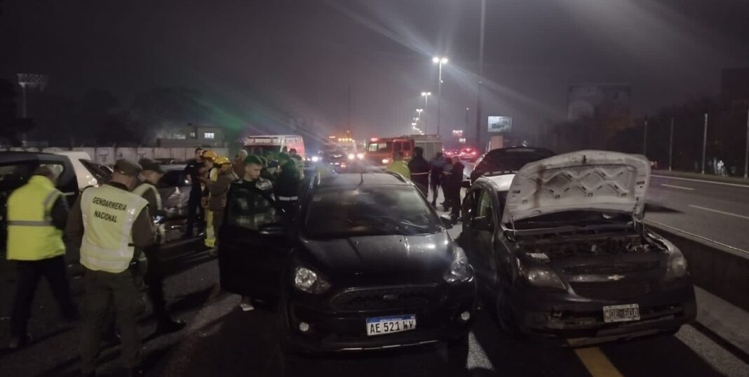 impresionante-choque-en-cadena,-con-al-menos-11-autos-involucrados,-en-la-autopista-buenos-aires-la-plata