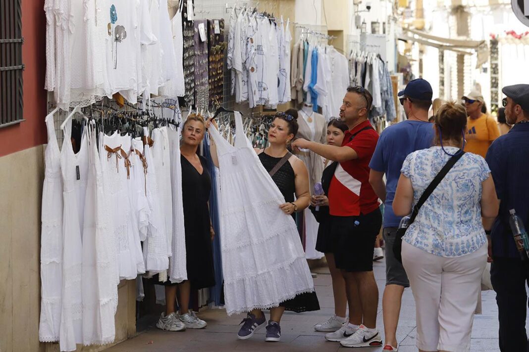 los-idiomas-y-los-acentos-se-funden-en-las-calles-de-cordoba-en-el-puente-de-agosto