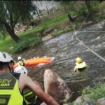 346143-bomberos-rescataron-a-una-familia-que-habia-caido-al-suquia-en-la-calera