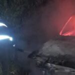 351286-bomberos-controlaron-incendio-en-un-auto-el-dueno-sufrio-quemaduras
