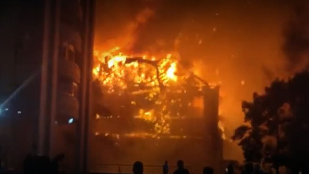 509310-voraz-incendio-consumio-e-hizo-colapsar-un-edificio-en-avellaneda-no-hay-heridos