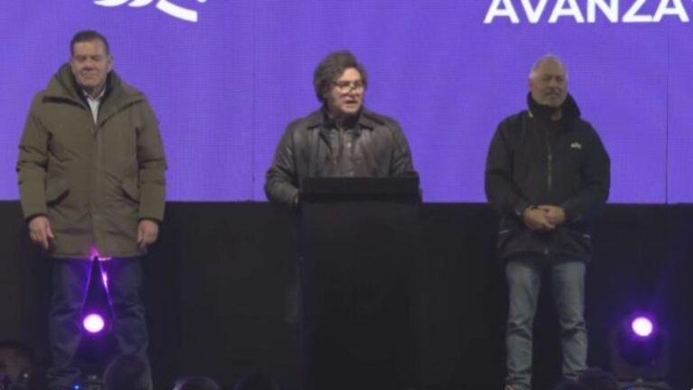 En un clima de tensión, Javier Milei cierra la campaña de La Libertad Avanza: «El domingo les vamos a pintar la Provincia de violeta»