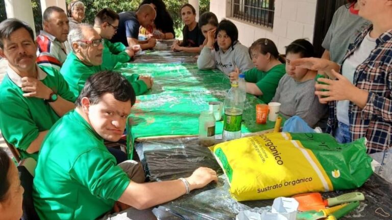 Carlos Paz: sembraron aromáticas en el Centro de Día Vida Feliz