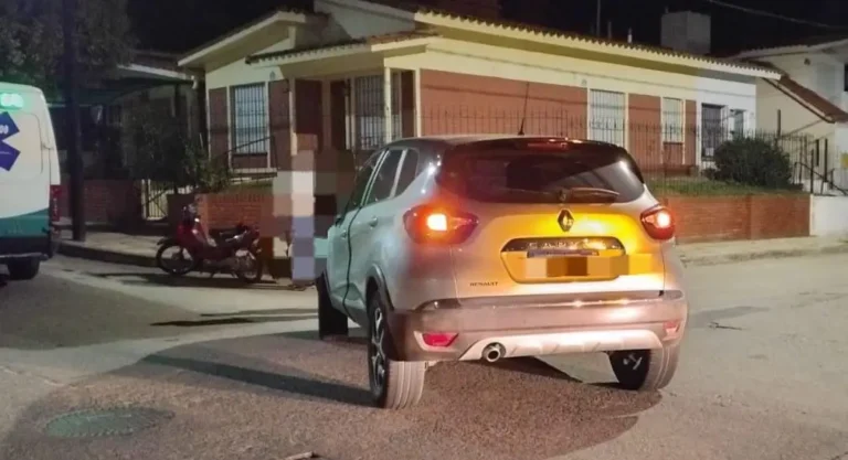 Choque entre un auto y una moto en barrio Miguel Muñoz de Carlos Paz