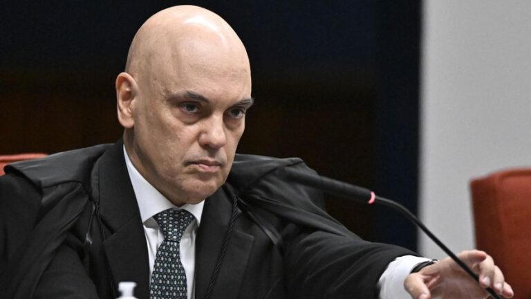 El juez acusa a Bolsonaro de liderar una «organización criminal» para mantenerse en el poder