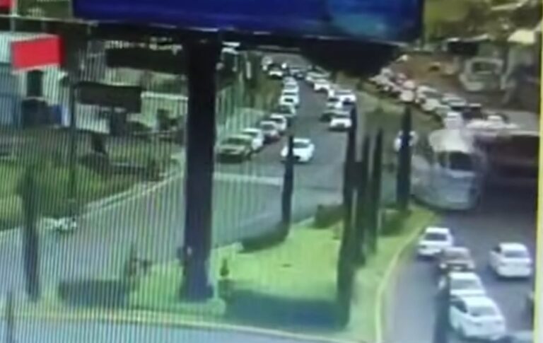 Impresionante accidente en México: un tren partió en dos a un micro lleno de pasajeros