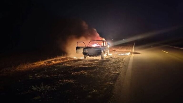 Un Fiat 147 ardió en llamas en plena circulación en Calamuchita