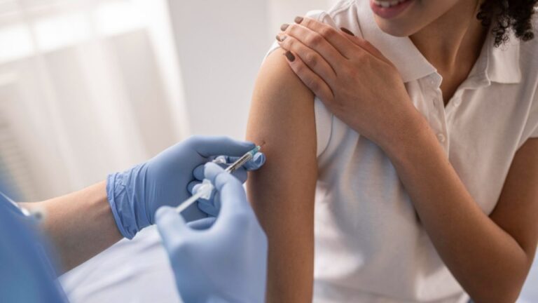 Vacunan contra el dengue en el Hospital Sayago
