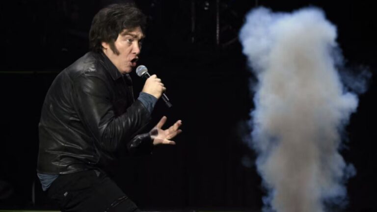 Con un show tipo rockstar ante una multitud, Milei presentó su nuevo libro