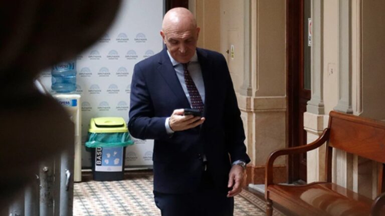 Hallaron el contrato entre José Espert y «Fred» Machado en un tacho de basura