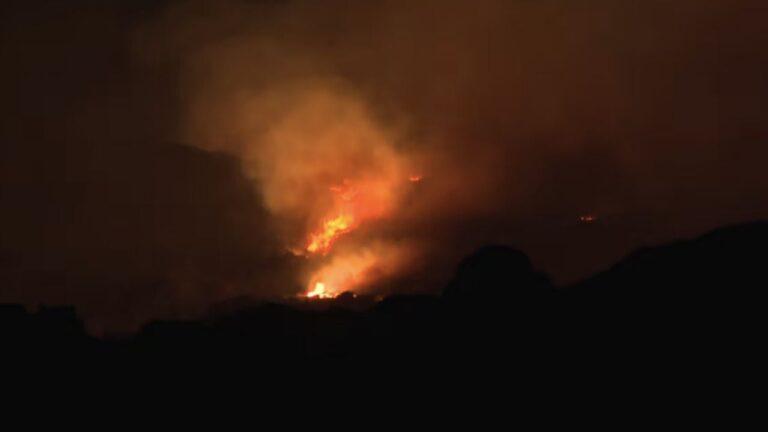 Trabajarán toda la noche para contener el incendio en la Quebrada del Condorito