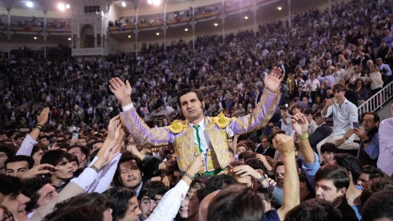 Morante dice adiós por la Puerta Grande y Robleño por la de cuadrillas