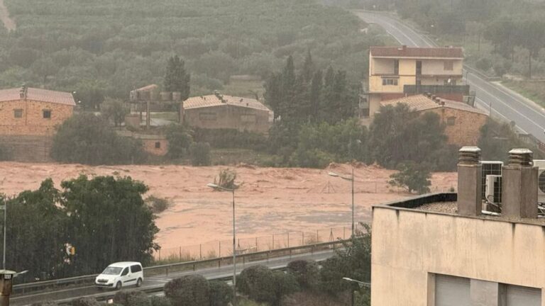 Las fuertes lluvias en Tarragona dejan graves inundaciones, cortan la AP-7 y paralizan trenes