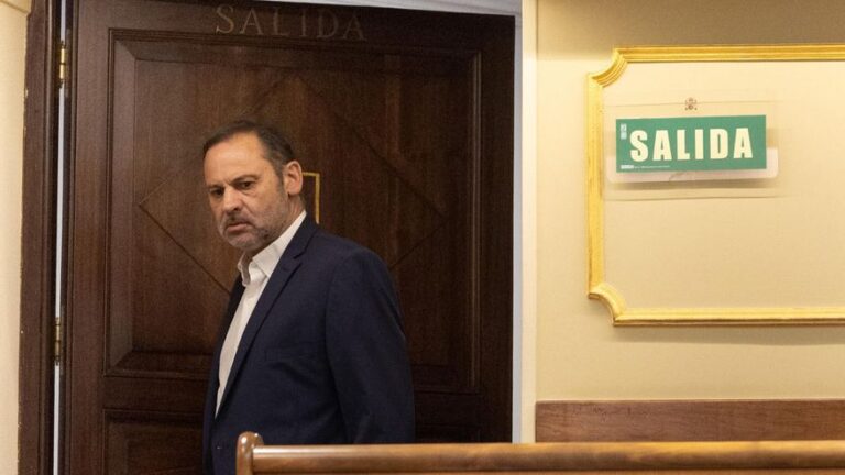 El juez Puente ve «un riesgo cierto de fuga» de Ábalos porque cree que dispone de fondos escondidos y «vínculos internacionales»