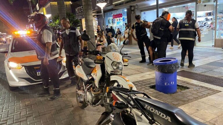 Momentos de tensión en el centro por un hombre que se cruzaba entre los autos