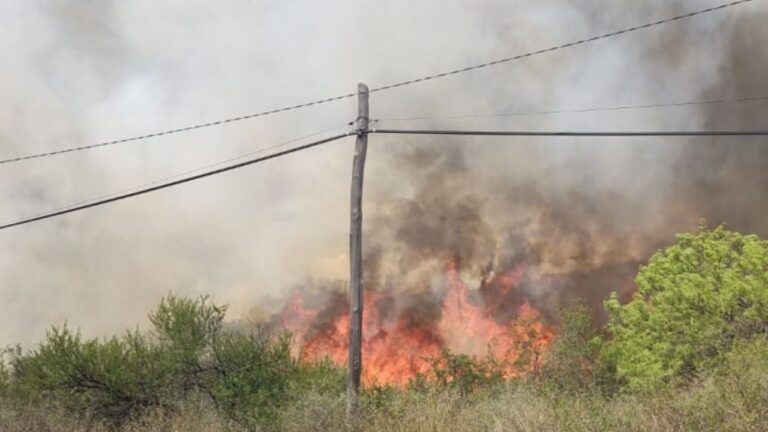 Bomberos de San Javier y Yacanto enfrentan un incendio forestal en Traslasierra