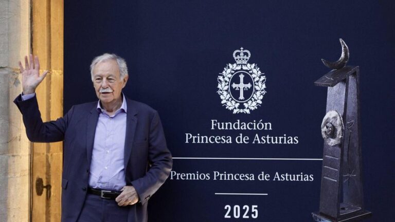 VÍDEO: Así fue la llegada de Eduardo Mendoza, Premio Princesa de Asturias de las Letras 2025: «Estoy en casa»