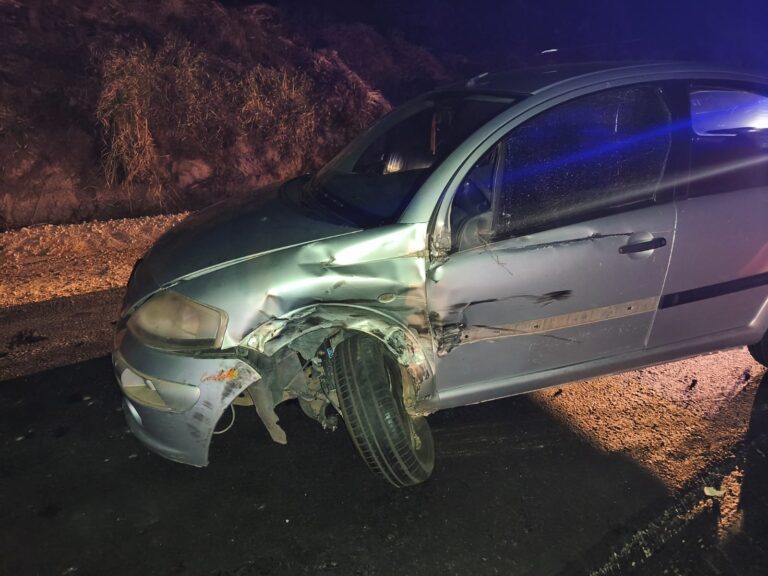 Altas Cumbres: una mujer resultó herida tras chocar su auto contra el tráiler de una camioneta