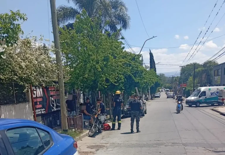 Una mujer resultó herida tras un accidente entre un auto y una moto