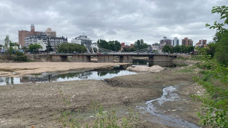 Alarmante baja del caudal del río San Antonio, así está en Carlos Paz
