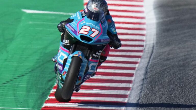 Daniel Holgado ‘pulveriza’ el récord y logra la ‘pole position’ en Moto2