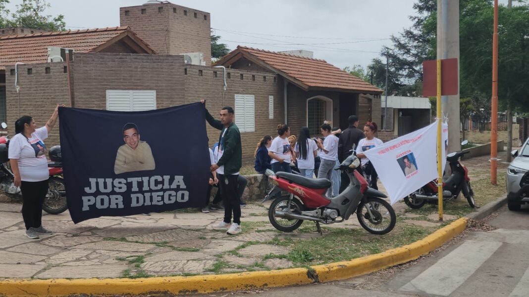 2296629-tras-una-protesta-frente-a-tribunales-el-fiscal-mazzuchi-recibio-a-la-familia-de-diego-perez