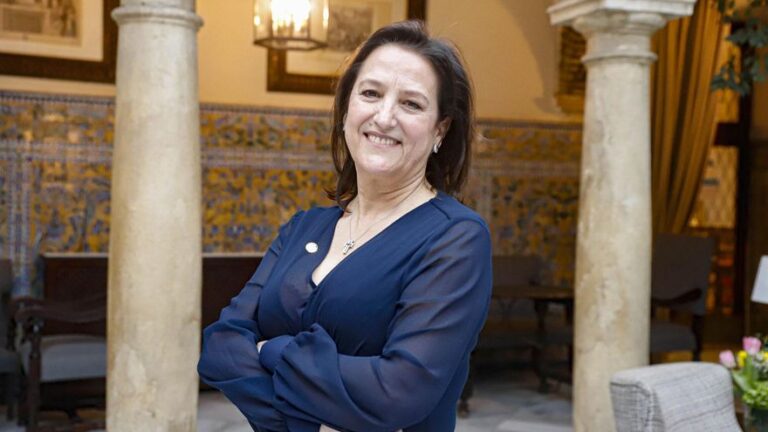 Carmen Arias Blanco, primera mujer en presidir el Colegio de Médicos, renueva su mandato