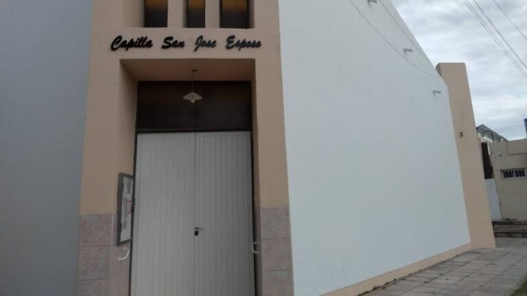 Robaron una capilla de Malagueño y se llevaron hasta el vino de la misa