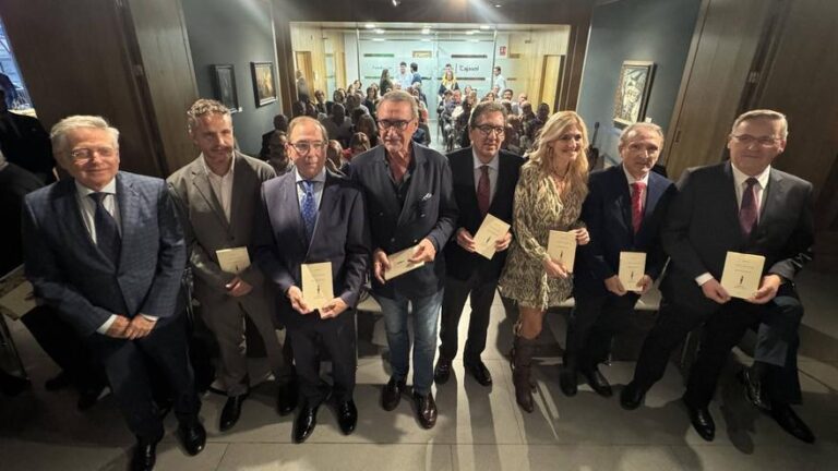 El jurista cordobés Rafael Jaén presenta su poemario ‘Entre tus manos’ con el prólogo de Carlos Herrera