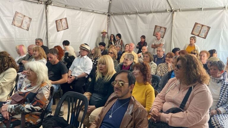 El público copó la Feria del Libro desde la apertura de la carpa central