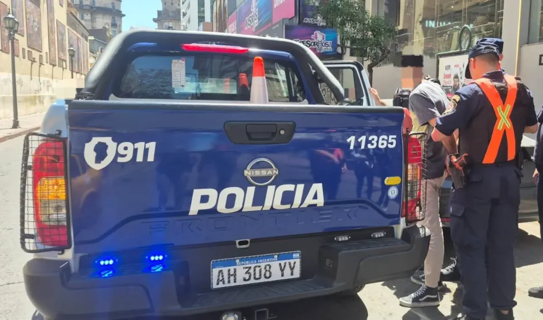 2328608-detienen-a-un-hombre-mientras-daba-una-nota-en-vivo-tenia-dos-pedidos-de-captura