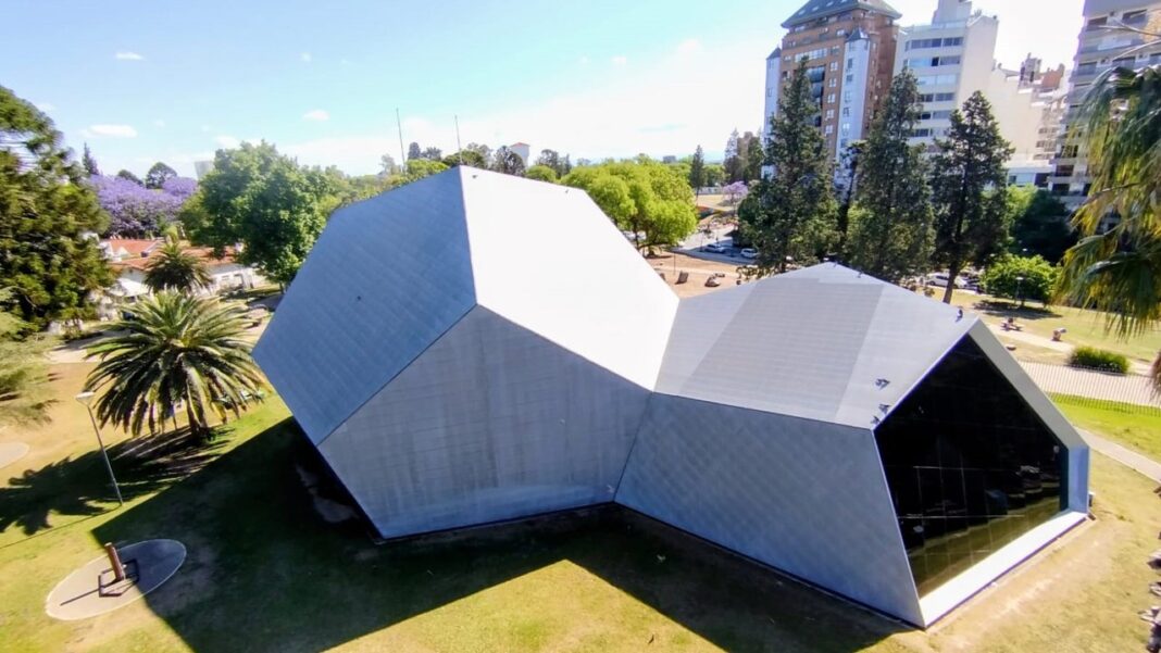 2329781-viaje-al-futuro-en-la-noche-de-los-museos-plaza-cielo-tierra-festeja-con-teatro-arte-6905770d551a1