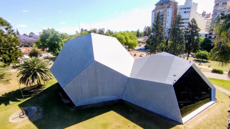 Viaje al futuro en la Noche de los Museos: Plaza Cielo Tierra festeja con teatro, arte interactivo y la ciencia del CONICET