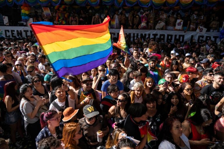 Marcha del Orgullo 2025: una multitud marchó hacia el Congreso