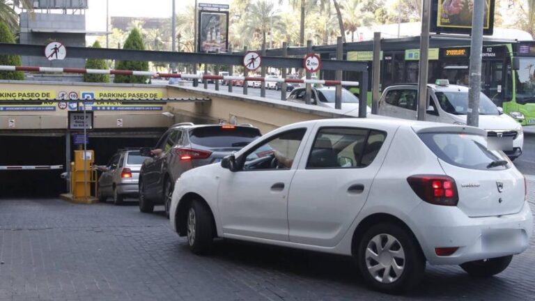 El Ayuntamiento de Córdoba tendrá que indemnizar a una conductora cuyo vehículo sufrió daños por una arqueta en mal estado
