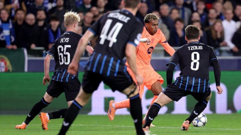 Lamine salva la cara a un Barça que juega desnudo