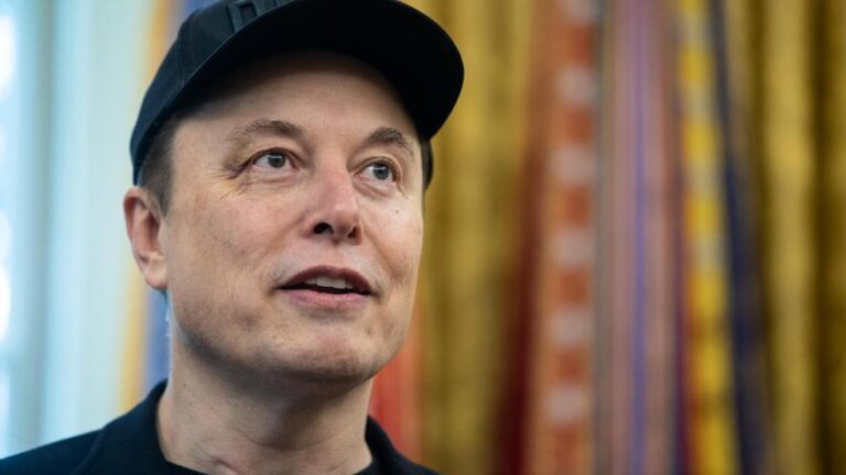 Los accionistas de Tesla aprueban dar a Elon Musk el bono récord de un billón de dólares