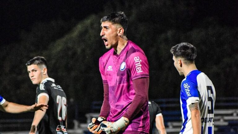 Un arquero argentino convirtió un gol histórico de arco a arco en Uruguay