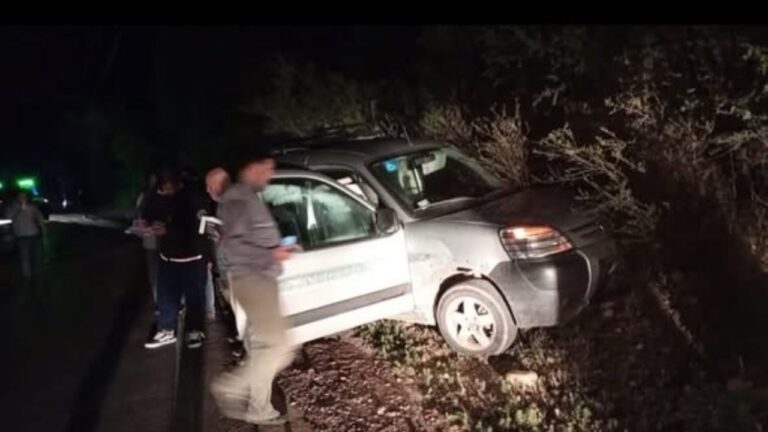 Ruta 14: una Kangoo perdió una rueda y chocó contra una ambulancia en Nono