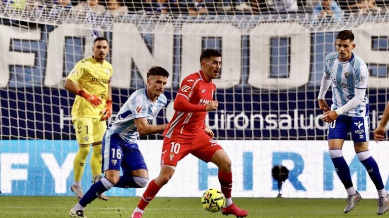 El Córdoba CF tira de fe para rescatar un empate heroico ante el Málaga