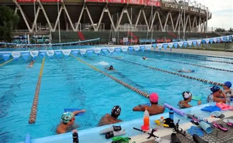 Un nadador de 73 años falleció mientras competía en el natatorio del Kempes