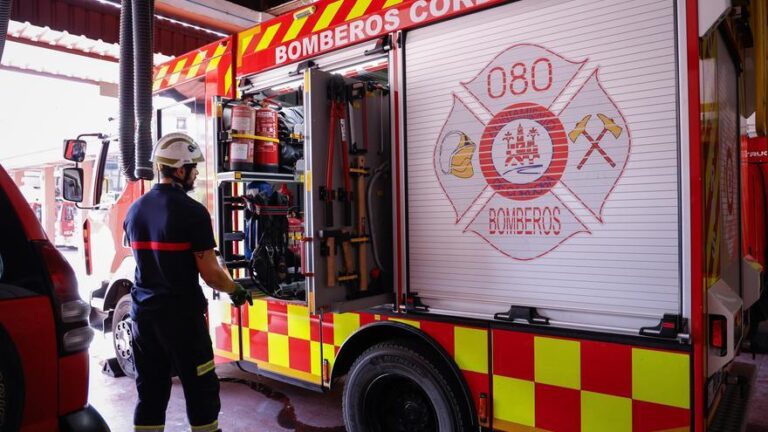 Los bomberos intervienen en el incendio de una cochera utilizada como trastero en Córdoba