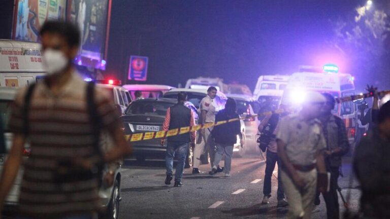 Al menos ocho muertos tras la explosión de un coche en Nueva Delhi