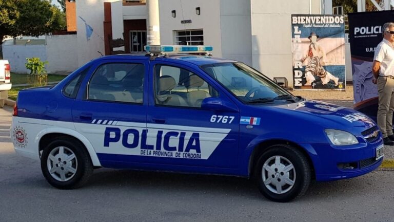 Hallan a un hombre oculto en una inmobiliaria y lo retienen al huir