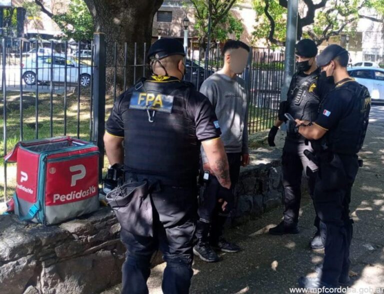 La FPA lo detuvo en el centro de Córdoba: repartía dosis de marihuana