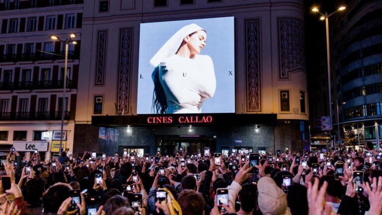 ‘Lux’ al final del túnel para Rosalía: la Delegación de Gobierno no multará a la cantante por el acto de Callao