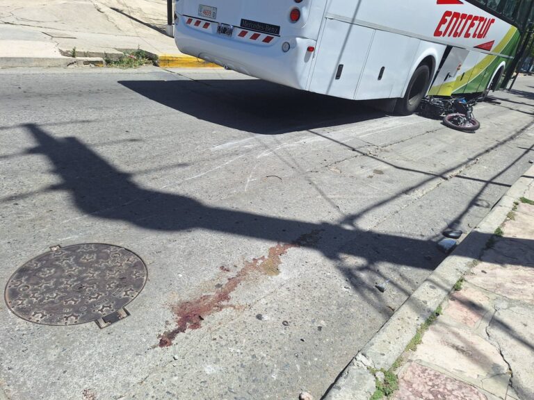 Colectivo de turismo embistió a una moto en el ingreso a Playas de Oro: Un herido