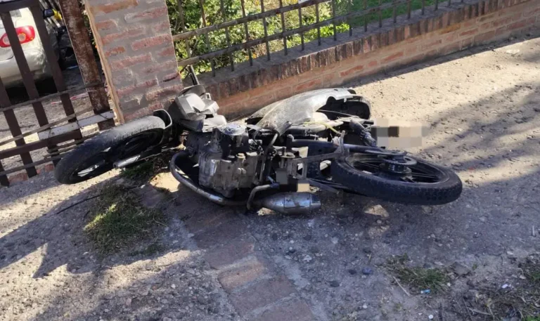 Dos jóvenes heridos tras un choque entre una moto y una camioneta en Tanti