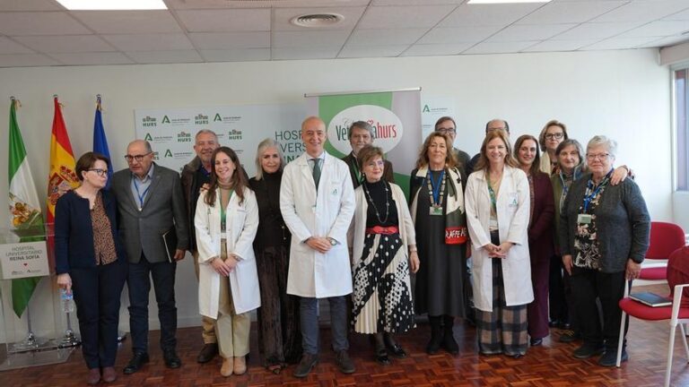 El Hospital Reina Sofía impulsa el Club de la Veteranía, que reúne ya a 85 profesionales jubilados vinculados al centro
