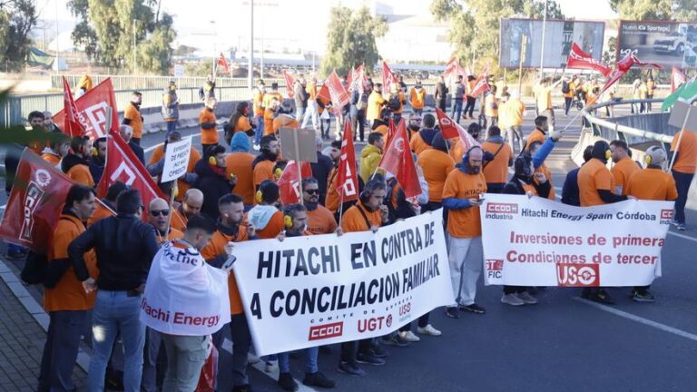 Cortes de tráfico en varias avenidas de Córdoba al paso de una manifestación de trabajadores de Hitachi